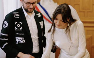 لتغطية المصاريف.. فرنسي يحول بدلة زفافه إلى لوحة إعلانات 11 wp header logo1761825605560982602